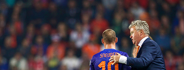 Guus Hiddink roept tegen Tsjechië Wesley Sneijder bij zich. Wat de twee hier ook bespreken: het helpt niet. Oranje verliest met 2-1 in Praag.