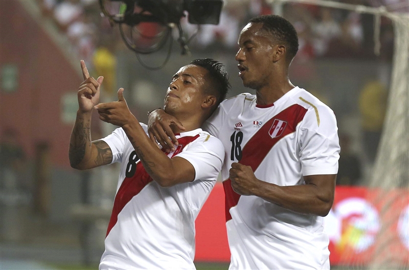 Christian Cueva (links) en André Carrillo na de 1-0 van Peru.
