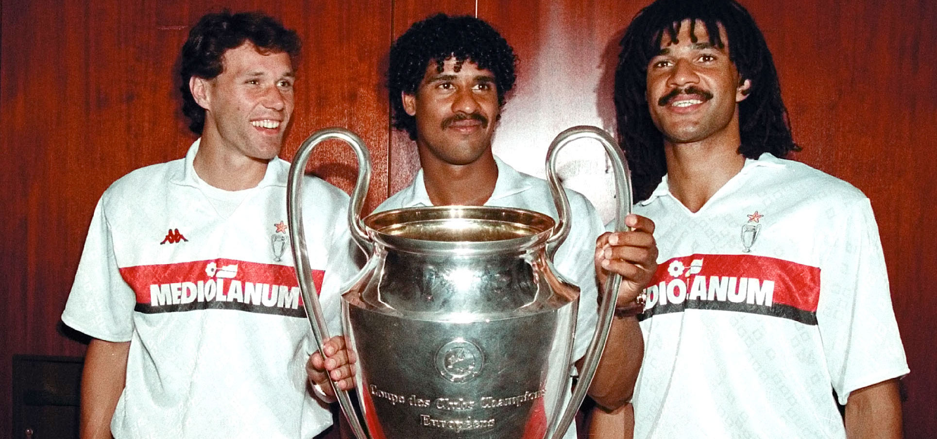 Marco van Basten, Frank Rijkaard en Ruud Gullit poseren met de Europa Cup I die AC Milan in 1990 won ten koste van Benfica (1-0).