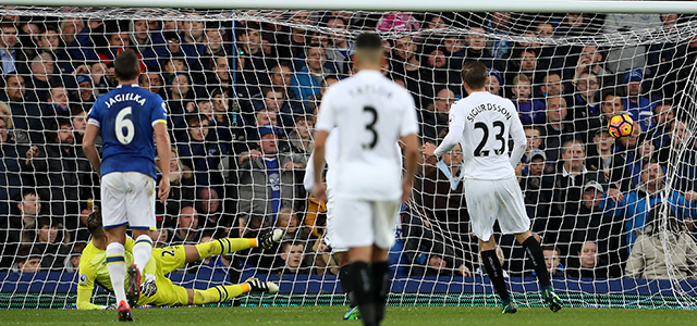 Gylfi Sigurdsson passeerde Maarten Stekelenburg vanaf elf meter, maar vond de 34-jarige doelman ook enkele keren op zijn weg.