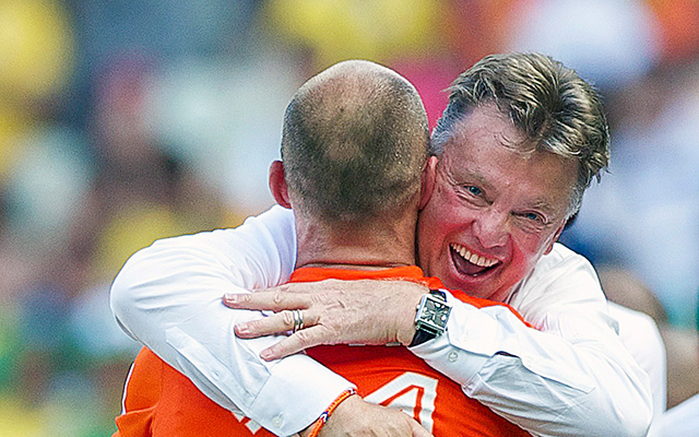 Van Gaal keert daarna terug als bondscoach van Oranje. Hij leidt Nederland naar het WK van 2014, waar hij met een 5-3-2 systeem alle verwachtingen overtreft door de halve finale te bereiken. Daarin is Argentinië na strafschoppen te sterk. In de troostfinale grijpen Van Gaals mannen brons door gastland Brazilië met 3-0 op te rollen.