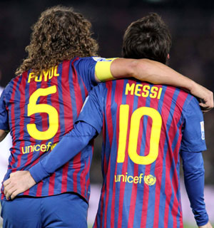Aanvoerder Carles Puyol en uitblinker Lionel Messi vieren een van de vele treffers in Camp Nou.