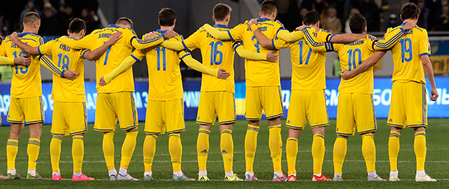 Ook in Lviv werd stilgestaan bij de aanslagen in Parijs. De spelers droegen tevens een rouwband. 