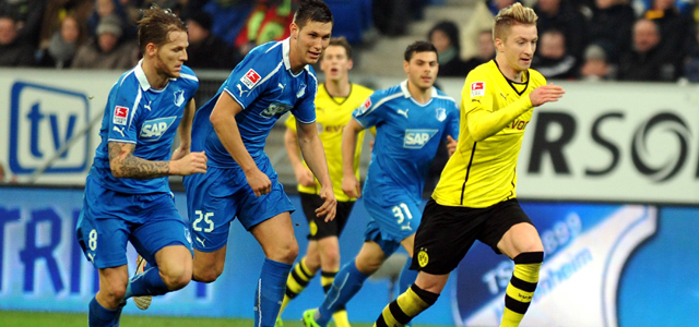 Marko Reus baant zich een weg door de defensie van Hoffenheim.