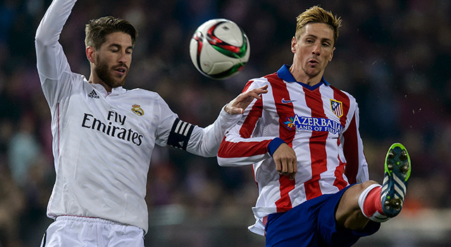 Sergio Ramos en Fernando Torres strijden om de bal tijdens het bekerduel tussen Atlético en Real Madrid van afgelopen woensdag.