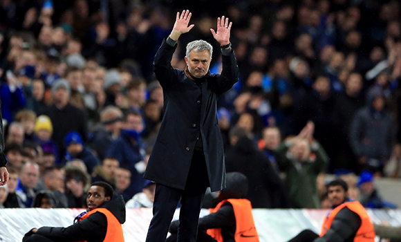 José Mourinho bedankt het publiek tijdens het Champions League-duel met FC Porto, nadat hij was toegezongen.