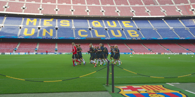 De selectie van Ajax traint in Camp Nou een dag voor de uitwedstrijd tegen Barcelona.