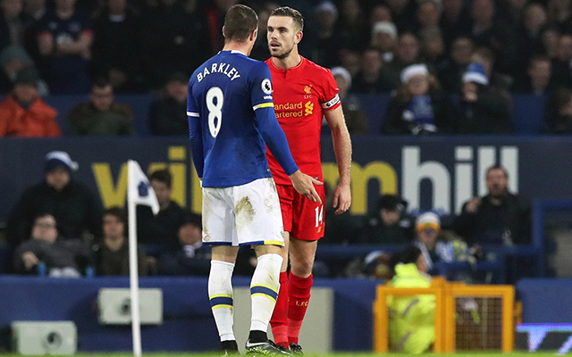 Ross Barkley solliciteerde naar een rode kaart met een tackle op Jordan Henderson. Koeman moest toegeven dat zijn speler wellicht geluk had dat hij die niet kreeg. &#039;Het was een harde tackle.&#039; Henderson deed er na afloop niet al te moeilijk over. &#039;Hij kwam gewoon te laat, hij is een goede jongen. Na afloop bood hij zijn excuses aan.&#039;