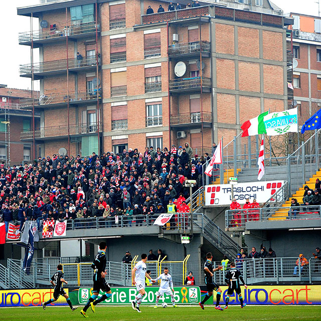 Dit is het Stadio Sandro Cabassi van Carpi, de club die net door een gelijkspel tegen Bari (0-0) naar de Serie A promoveerde. De Italiaanse bond geeft de club geen toestemming om hier op het hoogste niveau te spelen, maar dat is een zorg voor later...