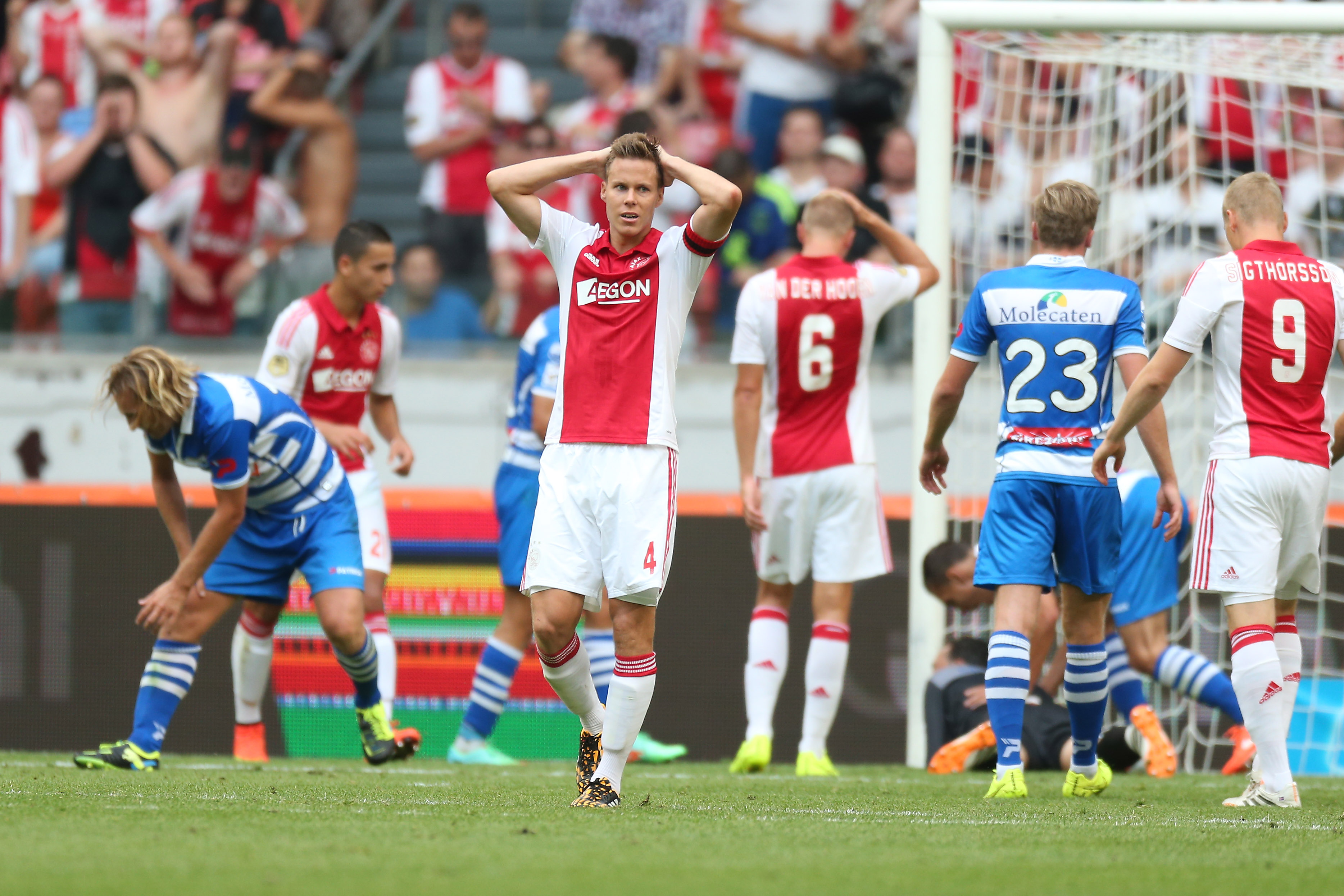 Na de treffer van Nijland zakt PEC Zwolle wat in. Ajax probeert de muur van de Zwollenaren nog wel te slechten, maar doet dat tevergeefs.