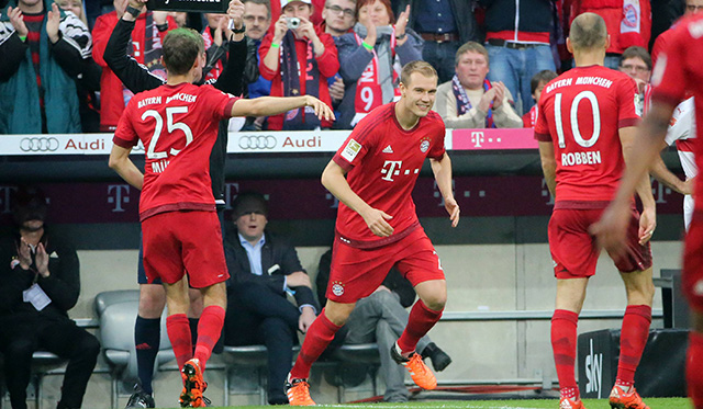 Holger Badstuber kan weer lachen. In de 59ste minuut van het duel met VfB Stuttgart lost hij Thomas Müller af.