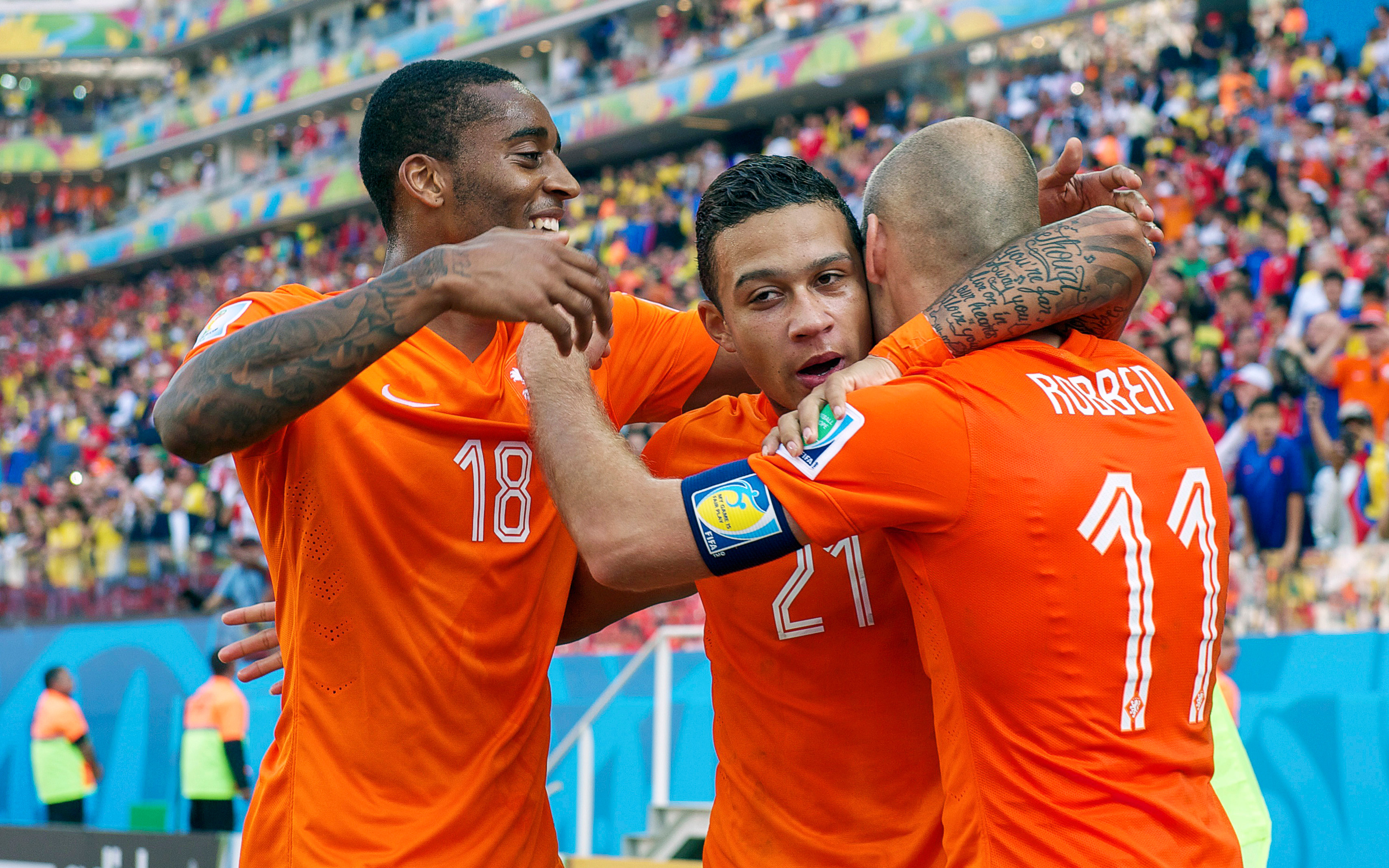 Een mooi beeld. Uitblinker Robben en doelpuntenmakers Fer en Depay zoeken elkaar op na de tweede Oranje-goal.