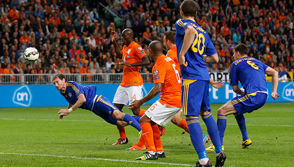 Zelfs Kazachstan kwam op voorsprong tegen Oranje. Renat Abdulin kopt hier, nota bene in Amsterdam, raak uit een corner.