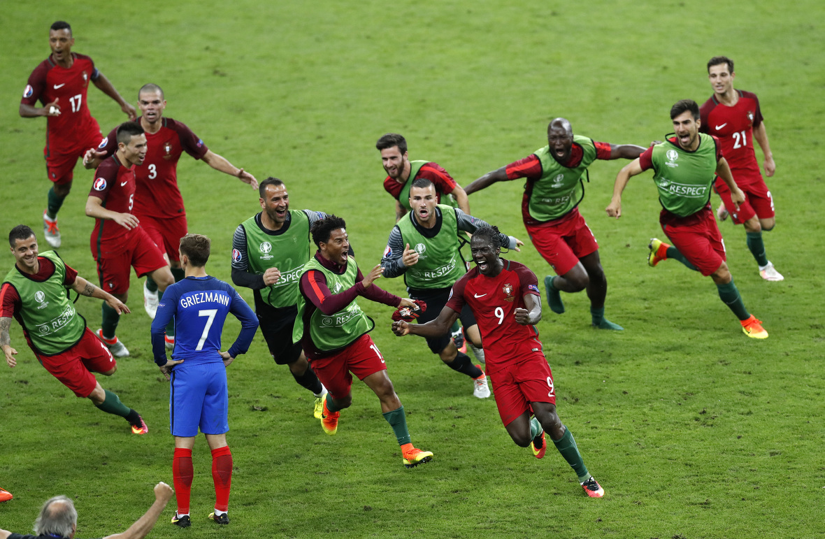 Dit beeld zegt alles over de finale. Éder viert zijn doelpunt tot vreugde van zijn landgenoten. De glansrol ging daardoor voorbij aan EK-smaakmaker en topscorer Antoine Griezmann. 