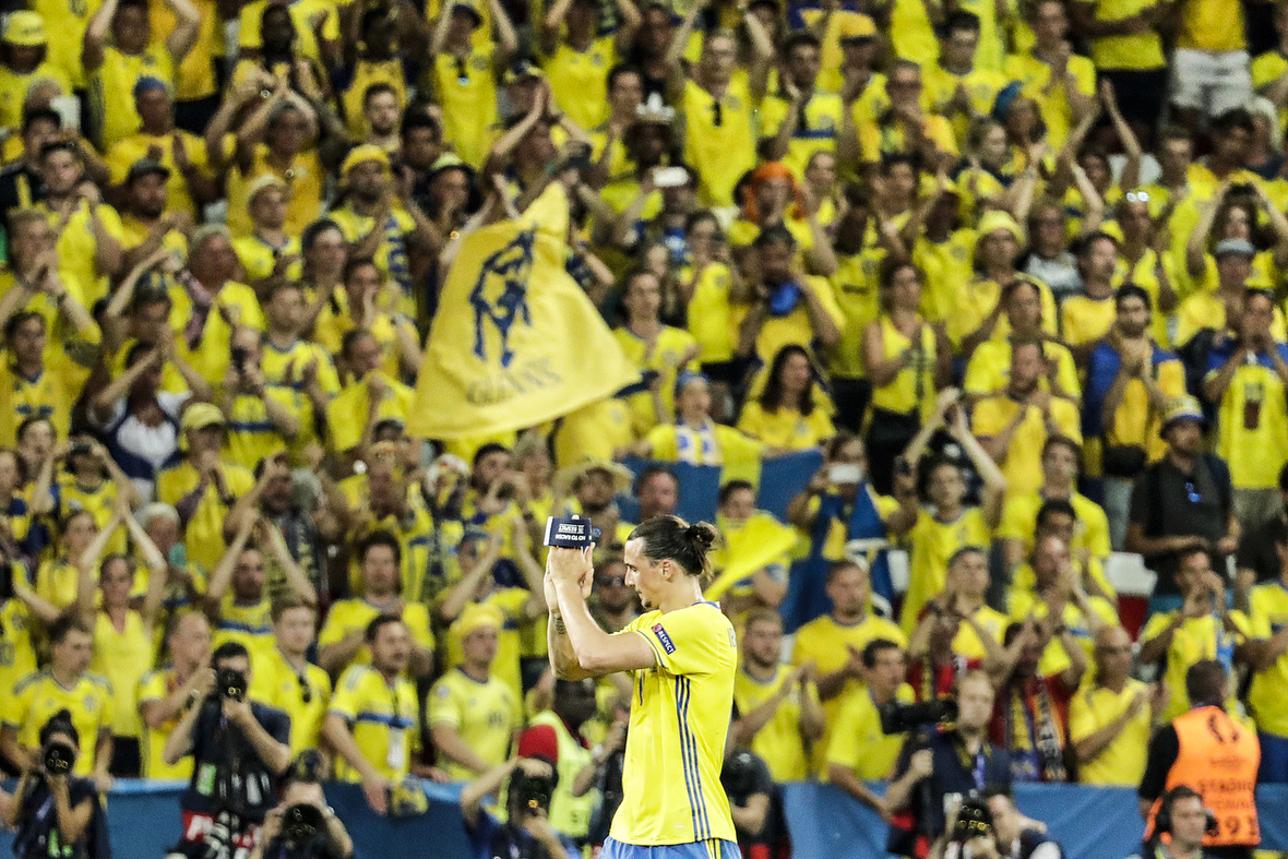 Een daverend applaus voor Zlatan Ibrahimovic. Zweden verloor, maar de fans weten dat Ibrahimovic niets dan respect verdient.