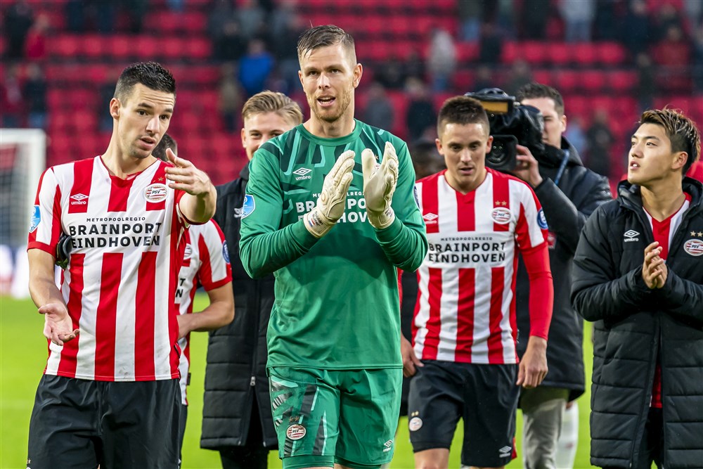 Robbin Ruiter bedankt de PSV-aanhang na een zege op VVV-Venlo.