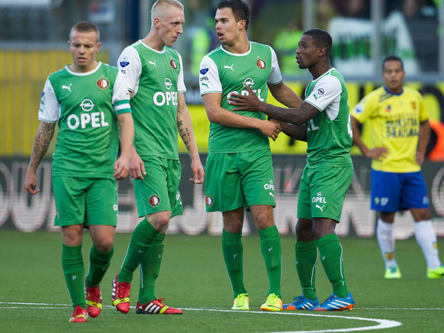 De vier hoofdpersonen van Feyenoord in één beeld gevangen. De Rotterdammers winnen zonder de geschorste clubtopscorer Graziano Pellè bij SC Cambuur. Jordy Clasie nam de aanvoerdersband over, Lex Immers opende de score, invaller Mitchell Te Vrede maakte zijn eerste Eredivisie-doelpunt bij Feyenoord en Ruben Schaken leverde de voorzet. Door de winst staat Feyenoord boven PSV en Ajax.