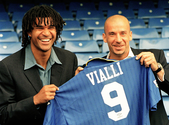 Ruud Gullit en Gianluca Vialli als toenmalig manager en speler van Chelsea. Vialli werd als opvolger van Gullit de eerste Italiaanse hoofdcoach van The Blues.