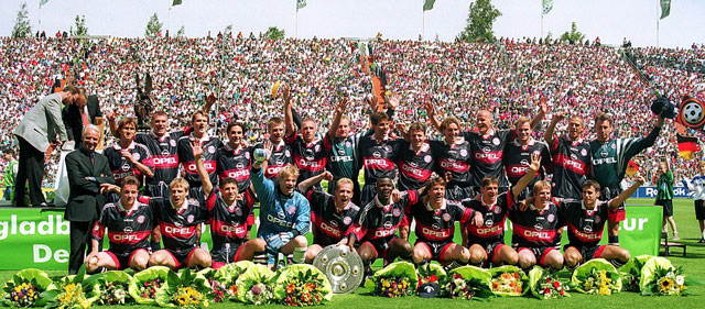 Markus Babbel, achterste rij negende vanaf links, viert samen met onder anderen Oliver Kreuzer, voorste rij achtste vanaf links, de titel met Bayern München in 1997.