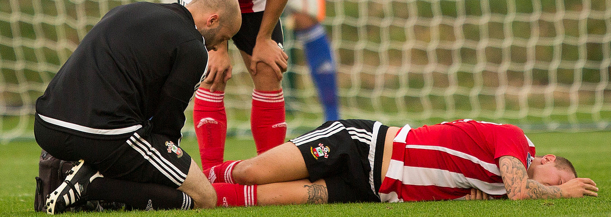 Jordy Clasie, die in de basis begon, wordt behandeld nadat hij bij zijn rentree geblesseerd is geraakt.