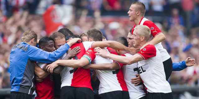 Opluchting en blijdschap maken zich meester van de voltallige Feyenoord-selectie na de 1-0 van Pellè.