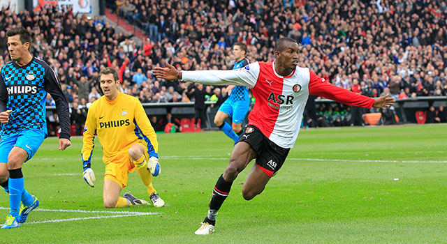 Sekou Cissé loopt juichend weg als hij na een combinatie met John Guidetti de score heeft geopend. Feyenoord eindigt dat seizoen als tweede, boven PSV.