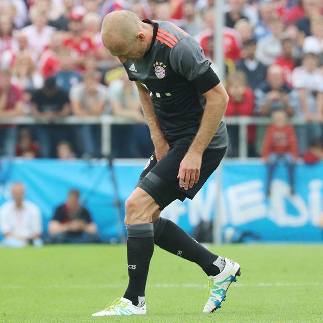 Arjen Robben grijpt naar zijn rechterbovenbeen tijdens het oefenduel met SV Lippstadt (4-3), dat aanvankelijk nog zo goed voor hem begon met een doelpunt.
