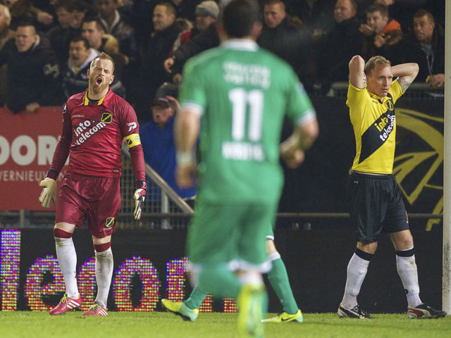 Doelman Jelle ten Rouwelaar kan zijn ogen niet geloven. NAC Breda geeft een riante 2-0 voorsprong in de laatste tien minuten weg. Namens FC Groningen maakt Michael de Leeuw vanaf elf meter de 2-2.