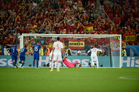 Het moment van glorie van Danijel Subasic: de Kroatische sluitpost stopt de strafschop van Sergio Ramos, de captain van Spanje.