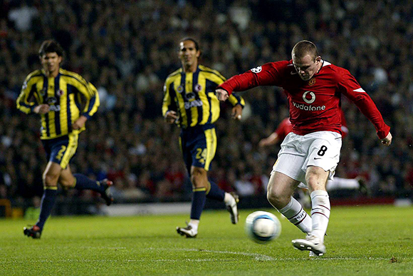 Het eerste doelpunt van Rooney in de maak tijdens zijn debuut voor Manchester United.