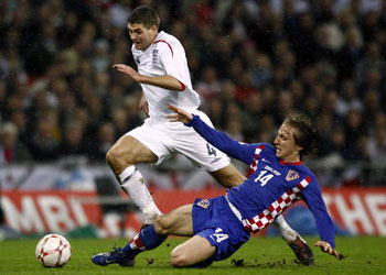 Steven Gerrard strijdt in november 2007 om de bal met Luka Modric. Kroatië zou op Wembley met 3-2 winnen dankzij goals van Niko Kranjcar, Ivica Olic en Mladen Petric.