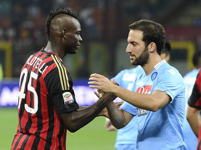 Twee van de hoofdrolspelers van de topper: Mario Balotelli miste een penalty en Gonzalo Higuaín maakte de 0-2.