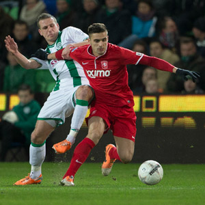 Dusan Tadic kreeg tegen FC Groningen nauwelijks ruimte om te excelleren. Hier zit Yoëll van Nieff hem op de huid.