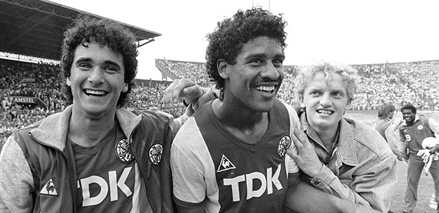 In Europa won Ajax in het seizoen 1984/85 in Europa de oorlog niet met Gerald Vanenburg (links) en Frank Rijkaard (rechts). Aan het einde van het seizoen mochten ze zich wel kampioen van Nederland noemen.