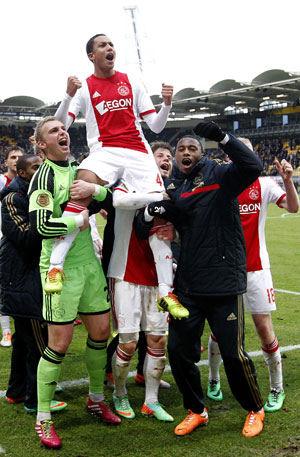 Jaïro Riedewald wordt na afloop op de schouders gedragen nadat hij persoonlijk de 1-0 achterstand omboog in een 2-1 overwinning op Roda JC Kerkrade.