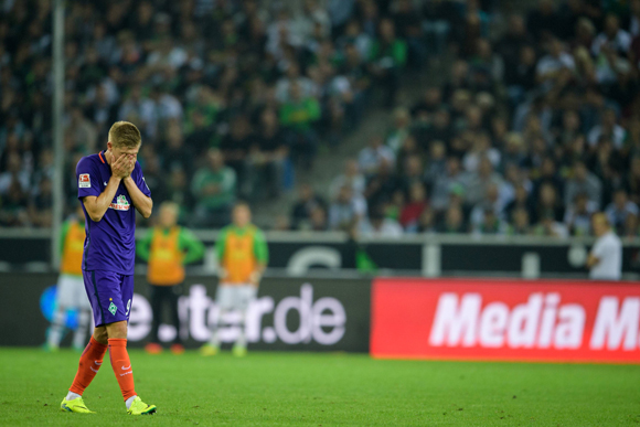 Werder Bremen-aanvaller Áron Johannsson haalde het laatste fluitsignaal niet en moest inrukken na een directe rode kaart.