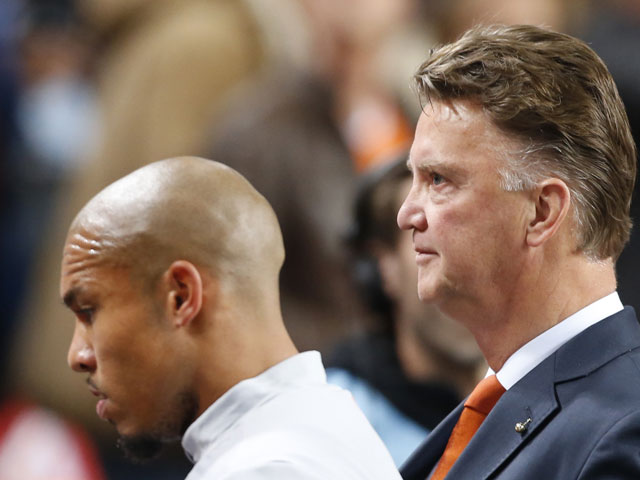 Een gele kaart en dus een schorsing voor het duel met Turkije voor Nigel de Jong is een smet op de feestavond. Het levert hem na afloop een reprimande op van bondscoach Louis van Gaal. 