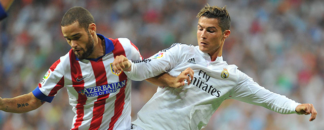 Mario Suarez van Atlético Madrid in duel met Real-vedette Cristiano Ronaldo.