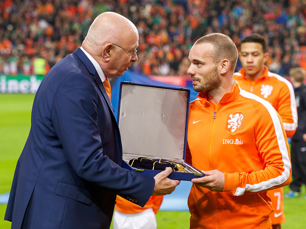 Applaus voor Wesley Sneijder, die een herdenkingscap en een -medaille uit handen van KNVB-voorzitter Michael van Praag krijgt. De spelmaker van Oranje werd in het zonnetje gezet vlak voor zijn 110de interland.