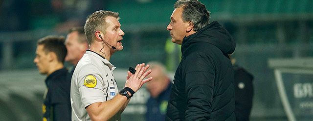 Robert Maaskant in gesprek met arbiter Richard Liesveld over de 2-2.