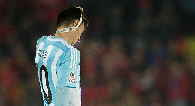 Het beeld zegt alles. Lionel Messi moet weinig hebben van zijn derde zilveren plak met Argentinië.