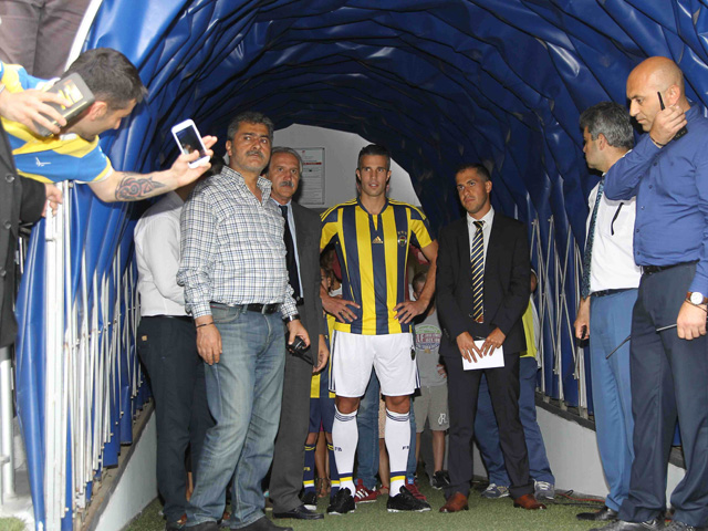 Van Persie wacht in de spelerstunnel op zijn officiële presentatie als Fenerbahçe-aanwinst.