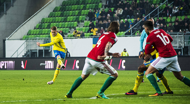 Sam Larsson stuurt de bal uit een vrije trap richting het Hongaarse doel en staat op het punt zijn interlanddebuut te bekronen met een doelpunt.
