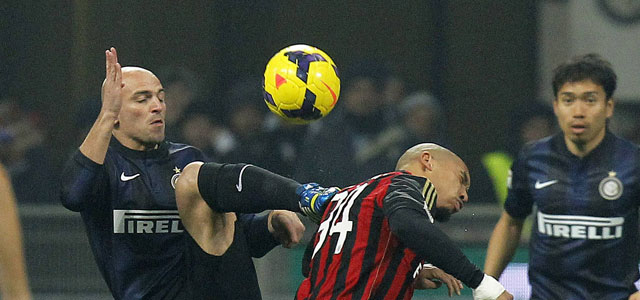 Esteban Cambiasso plant zijn noppen in de rug van Nigel de Jong.