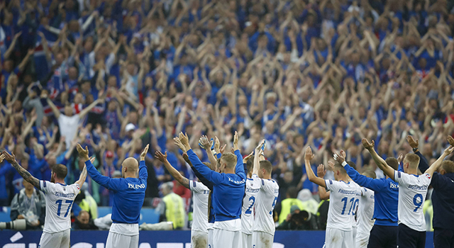 De spelers van IJsland zwaaien hun fans uit na de uitschakeling in de kwartfinale van het EK tegen Frankrijk. Een indrukwekkende &#039;haka&#039; is het resultaat. IJsland is zo klein, dat verhoudingsgewijs een groot deel van de bevolking erbij was in Frankrijk.