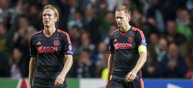 Christian Poulsen (links) en Siem de Jong balen. Overwinteren in de Champions League wordt nu een hels karwei voor Ajax.