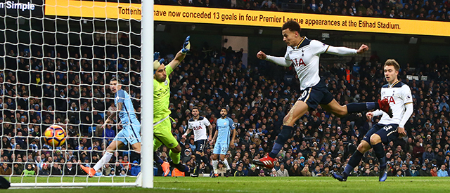 Dele Alli maakt de 2-1 voor Tottenham Hotspur op bezoek bij Manchester City.