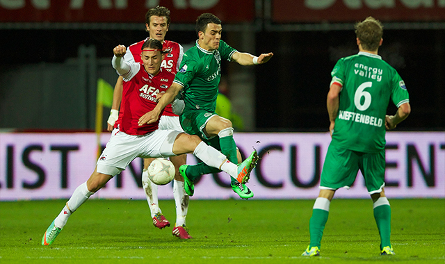 Nemanja Gudelj zet FC Groningen-vleugelspits Filip Kostic van de bal tijdens de met 2-0 gewonnen wedstrijd van afgelopen zaterdag.