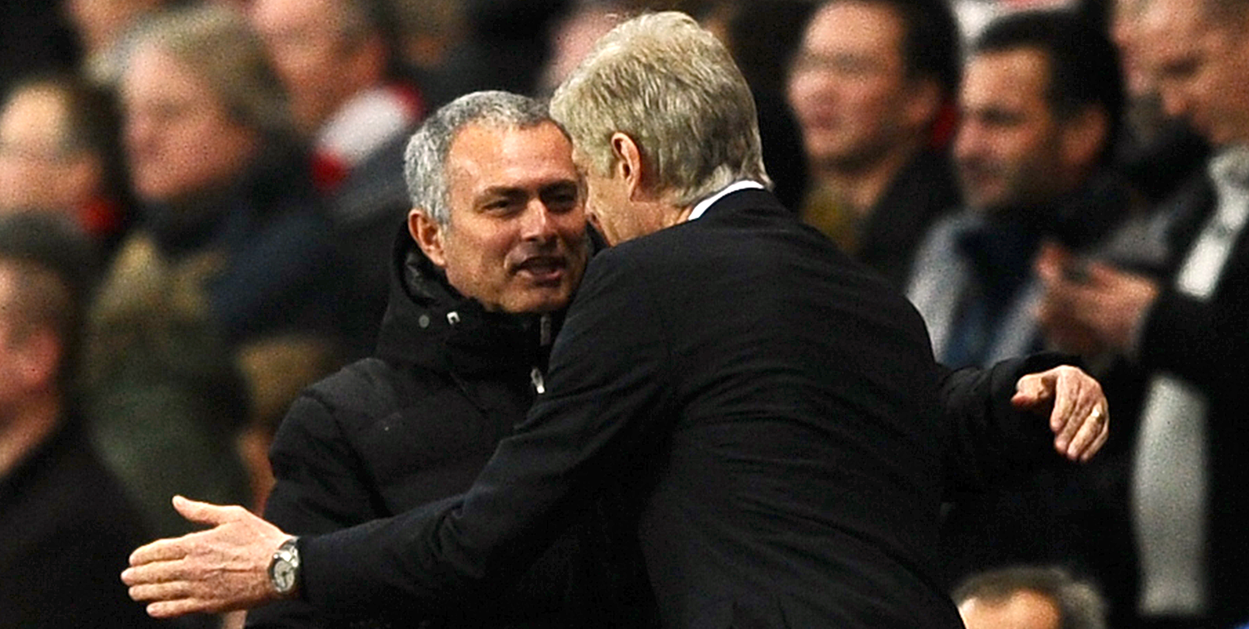 Een fraai staaltje acteerwerk in 2013: José Mourinho en Arsène Wenger begroeten elkaar hartelijk.