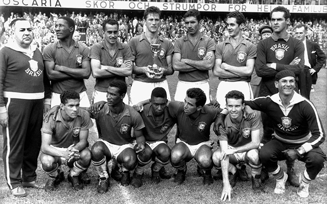 Het Braziliaanse elftal dat in 1958 wereldkampioen werd in Zweden. Staand (vanaf links): bondscoach Vicente Feola, Djalma Santos, Zito, Bellini, Nílton Santos, Orlando, Gilmar. Gehurkt: Garrincha, Didi, Pelé, Vavá, Mário Zagallo en assistent-coach Paolo Amaral.